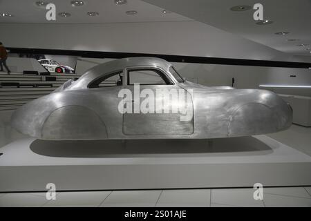 Porsche Type 64, costruita nel 1939, vista laterale di un veicolo in argento in un moderno showroom, New Porsche Museum 2009, Stoccarda, Baden-Wuerttemberg, Germania, E. Foto Stock