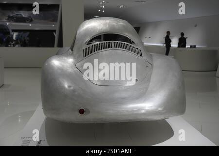 Porsche Type 64, costruita nel 1939, vista posteriore di un'auto argentata retrò in mostra, Neues Porschemuseum 2009, Stoccarda, Baden-Wuerttemberg, Germania, UE Foto Stock