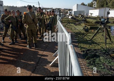 Amirim, Israele. 23 dicembre 2024. I soldati israeliani vedono i lanciarazzi che fanno parte di un'enorme esposizione di armamenti Hezbollah catturati in mostra in una base dell'esercito israeliano non lontano dal confine con il Libano meridionale il 23 dicembre 2024. L'IDF mise in mostra circa 86.000 oggetti che hanno catturato nel sud del Libano, a sud del fiume Litani, durante i combattimenti contro le forze di Hezbollah iniziati il 1° ottobre 2024. Foto di Jim Hollander/UPI credito: UPI/Alamy Live News Foto Stock