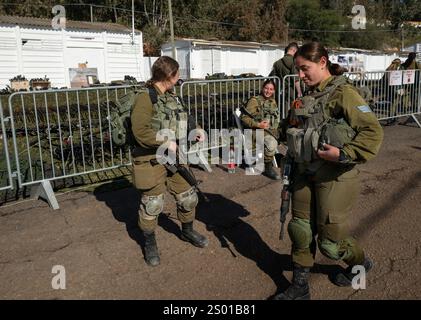 Amirim, Israele. 23 dicembre 2024. Le donne combattenti israeliane si incontrano all'enorme esposizione di armamenti di Hezbollah catturati in mostra in una base dell'esercito israeliano non lontano dal confine con il Libano meridionale il 23 dicembre 2024. L'IDF mise in mostra circa 86.000 oggetti che hanno catturato nel sud del Libano, a sud del fiume Litani, durante i combattimenti contro le forze di Hezbollah iniziati il 1° ottobre 2024. Foto di Jim Hollander/UPI credito: UPI/Alamy Live News Foto Stock