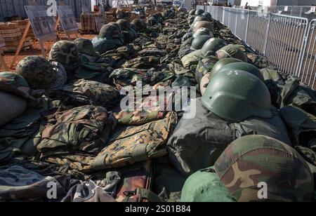 Amirim, Israele. 23 dicembre 2024. Parte dell'esposizione dell'esercito israeliano di armamenti Hezbollah catturati includono grandi quantità di caschi militari e giubbotti antiproiettile, o giubbotti protettivi a prova di proiettile, in mostra in una base dell'esercito israeliano non lontano dal confine con il Libano meridionale il 23 dicembre 2024. L'IDF mise in mostra circa 86.000 oggetti che hanno catturato nel sud del Libano, a sud del fiume Litani, durante i combattimenti contro le forze di Hezbollah iniziati il 1° ottobre 2024. Foto di Jim Hollander/UPI credito: UPI/Alamy Live News Foto Stock