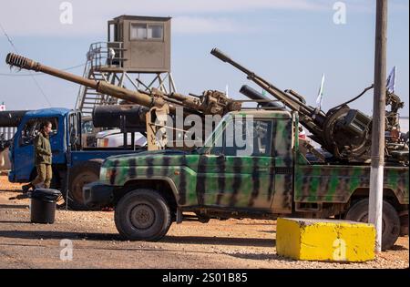 Amirim, Israele. 23 dicembre 2024. Parte dell'esposizione dell'esercito israeliano di armamenti Hezbollah catturati includono lanciarazzi mobili e armi antiaeree in mostra in una base dell'esercito israeliano non lontano dal confine con il Libano meridionale il 23 dicembre 2024. L'IDF mise in mostra circa 86.000 oggetti che hanno catturato nel sud del Libano, a sud del fiume Litani, durante i combattimenti contro le forze di Hezbollah iniziati il 1° ottobre 2024. Foto di Jim Hollander/UPI credito: UPI/Alamy Live News Foto Stock