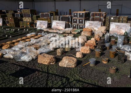 Amirim, Israele. 23 dicembre 2024. Parte dell'esposizione dell'esercito israeliano di armamenti Hezbollah catturati includono rocce finte che sono esplosive IED o bombe a bordo strada in mostra in una base dell'esercito israeliano non lontano dal confine con il Libano meridionale il 23 dicembre 2024. L'IDF mise in mostra circa 86.000 oggetti che hanno catturato nel sud del Libano, a sud del fiume Litani, durante i combattimenti contro le forze di Hezbollah iniziati il 1° ottobre 2024. Foto di Jim Hollander/UPI credito: UPI/Alamy Live News Foto Stock