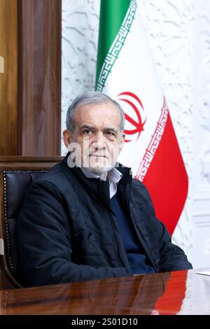 Il presidente iraniano Masoud Pezeshkian, partecipa a un incontro sul decentramento del presidente iraniano di Teheran Masoud Pezeshkian, partecipa a un incontro sul decentramento di Teheran, Iran, il 23 dicembre 2024. Foto di Iranian Presidency Office Teheran Teheran Iran, Islamic Republic of 231224 Iran IPO 1 004 Copyright: XapaimagesxIranianxPresidencyxOfficexxapaimagesx Foto Stock