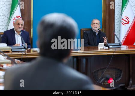 Il presidente iraniano Masoud Pezeshkian, partecipa a un incontro sul decentramento del presidente iraniano di Teheran Masoud Pezeshkian, partecipa a un incontro sul decentramento di Teheran, Iran, il 23 dicembre 2024. Foto di Iranian Presidency Office Teheran Teheran Iran, Islamic Republic of 231224 Iran IPO 1 006 Copyright: XapaimagesxIranianxPresidencyxOfficexxapaimagesx Foto Stock