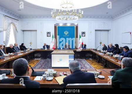 Il presidente iraniano Masoud Pezeshkian, partecipa a un incontro sul decentramento del presidente iraniano di Teheran Masoud Pezeshkian, partecipa a un incontro sul decentramento di Teheran, Iran, il 23 dicembre 2024. Foto di Iranian Presidency Office Teheran Teheran Iran, Islamic Republic of 231224 Iran IPO 1 0014 Copyright: XapaimagesxIranianxPresidencyxOfficexxapaimagesx Foto Stock