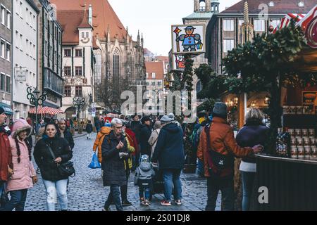 Norimberga, Germania - 4 dicembre 2024: La gente si gode il famoso mercatino natalizio Christkindlmarkt di Norimberga, Baviera Germania Europa Foto Stock