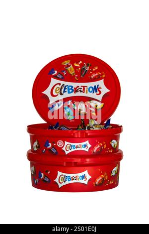 Tubs of Celebrations cioccolatini dolci che mostravano una vasca più piccola sulla superficie termoretraibile nel 2024 isolata su sfondo bianco - ora 550 g era 650 g. Foto Stock