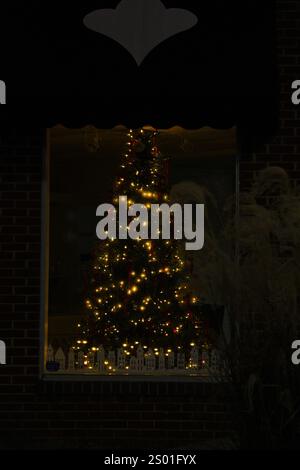 Un albero di Natale decorato per le vacanze a Brandon, Mississippi. Foto Stock