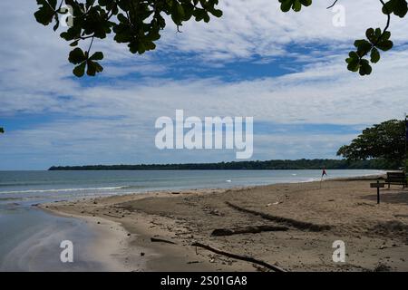 Cahuita, Costa Rica - 16 novembre 2024 - Parco Nazionale di Cahuita - spiaggia, foresta e colorata vita marina Foto Stock