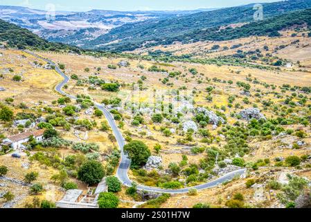 Splendida campagna rurale di Cadice dal villaggio bianco di Grazalema de la Sierra, Spagna Foto Stock