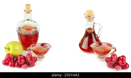 Aceto di mele e vino in bottiglia di vetro e mele mature e uva isolate su sfondo bianco. C'è spazio libero per il testo. Collage. Foto grandangolare. Foto Stock