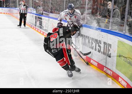 Eishockey DEL - 24/25 - 29. Spieltag: Kölner Haie vs Straubing Tigers am 22.12.2024 im in der LANXESS arena in Köln Straubings Joshua Samanski (Nr.8) gegen Kölns Joshua Currie (Nr.18) foto: Osnapix Foto Stock