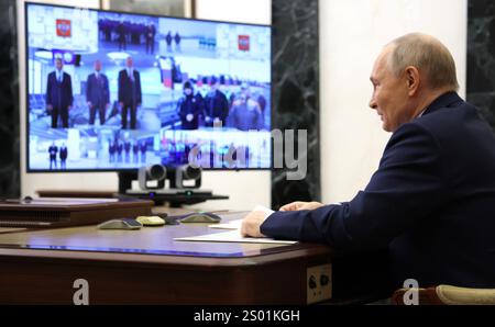 Mosca, Russia. 22 dicembre 2024. Il presidente russo Vladimir Putin partecipa al lancio a distanza di nuovi progetti di infrastrutture di trasporto tramite videoconferenza dal Cremlino, il 22 dicembre 2024, a Mosca, in Russia. Crediti: Alexander Kazakov/piscina del Cremlino/Alamy Live News Foto Stock