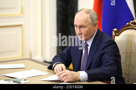 Mosca, Russia. 22 dicembre 2024. Il presidente russo Vladimir Putin partecipa al lancio a distanza di nuovi progetti di infrastrutture di trasporto tramite videoconferenza dal Cremlino, il 22 dicembre 2024, a Mosca, in Russia. Crediti: Alexander Kazakov/piscina del Cremlino/Alamy Live News Foto Stock