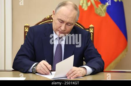 Mosca, Russia. 22 dicembre 2024. Il presidente russo Vladimir Putin partecipa al lancio a distanza di nuovi progetti di infrastrutture di trasporto tramite videoconferenza dal Cremlino, il 22 dicembre 2024, a Mosca, in Russia. Crediti: Alexander Kazakov/piscina del Cremlino/Alamy Live News Foto Stock