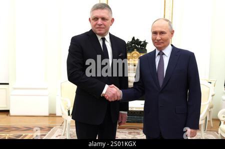 Mosca, Russia. 22 dicembre 2024. Il presidente russo Vladimir Putin, giusto, stringe la mano al primo ministro slovacco Robert Fico prima di un incontro bilaterale al Cremlino, il 22 dicembre 2024, a Mosca, in Russia. Crediti: Gavriil Grigorov/piscina del Cremlino/Alamy Live News Foto Stock