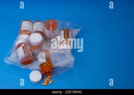 Un sacchetto di plastica contenente più bottiglie per una prescrizione. Foto Stock