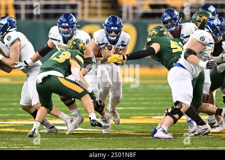 Il quarterback dei South Dakota State Jackrabbits Mark Gronowski (11) corse la palla durante una semifinale di playoff della NCAA FCS tra i South Dakota State Jackrabbits e i North Dakota State Bison al Fargodome di Fargo, North Dakota, sabato 21 dicembre 2024. Il North Dakota ha vinto 28-21.Russell Hons/CSM Foto Stock