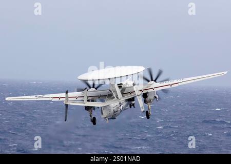 PHILIPPINE SEA (20 dicembre 2024) – un e-2D Advanced Hawkeye assegnato ai "Black Hawks" del Carrier Airborne Early Warning Squadron (VAW) 113, lanci Foto Stock