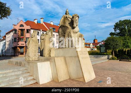 Plock, Polonia - 17 agosto 2024: Boleslaw III il monumento Wrymouthed di Zbigniew Mikielewicz eretto nel 2012 affacciato sul fiume Vistola Foto Stock