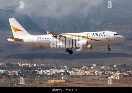 Avión de Línea Airbus A320 de la aerolínea Tus Airways aterrizando en el aeropuerto de Gran Canaria. Foto Stock