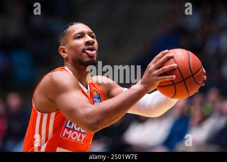 Francoforte sul meno, Germania. 23 dicembre 2024. Karim Jallow (Ratiopharm Ulm, #35) AM Ball, GER, Skyliners Frankfurt vs. Ratiopharm Ulm, easycredit BBL, Basketball, Bundesliga, 12. Spieltag, Spielzeit 2024/2025, 23.12.2024. Foto: Eibner-Pressefoto/Florian Wiegand credito: dpa/Alamy Live News Foto Stock