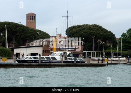 VENEZIA, ITALIA - 6 MAGGIO 2015: Vista esterna della Scuola militare navale Francesco Morosini sull'isola Foto Stock