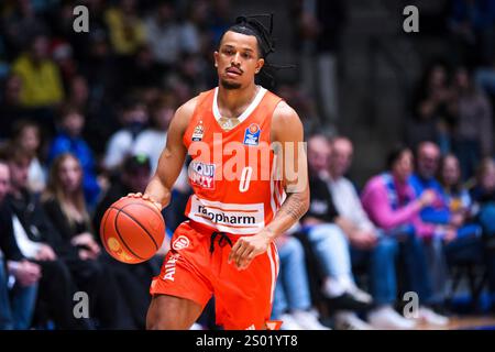 Francoforte sul meno, Germania. 23 dicembre 2024. Nelson Weidemann (Ratiopharm Ulm #00) AM Ball, GER, Skyliners Frankfurt vs. Ratiopharm Ulm, easycredit BBL, Basketball, Bundesliga, 12. Spieltag, Spielzeit 2024/2025, 23.12.2024. Foto: Eibner-Pressefoto/Florian Wiegand credito: dpa/Alamy Live News Foto Stock