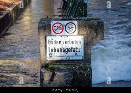 MONACO, GERMANIA - 2 DICEMBRE 2024: Surfisti sul fiume Eisbach nel giardino inglese di Monaco, Baviera Foto Stock