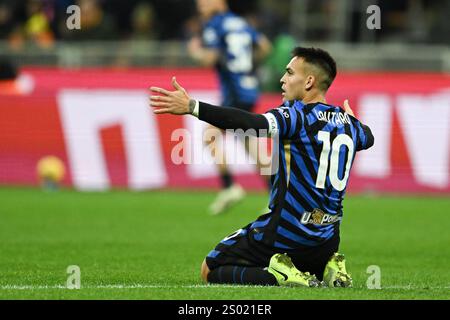 Lautaro Martinez dell'Inter FC in REACT durante la partita di calcio di serie A tra Inter FC e calcio Como il 23 dicembre 2024 allo stadio Giuseppe Meazza San Siro Siro di Milano Foto Stock