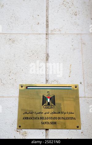 Città del Vaticano, Stato del Vaticano. 23 dicembre 2024. La targa all'ingresso dell'edificio dell'Ambasciata di Palestina presso la Santa sede il giorno prima dell'inizio del Giubileo nella città del Vaticano. Nel corso della riunione al Viminale del 17 dicembre 2024 del Comitato Nazionale per l'ordine pubblico e la sicurezza, presieduto dal Ministro dell'interno Matteo Piantedosi, si è deciso di schierare ogni giorno circa 700 agenti aggiuntivi, oltre agli operatori che già prestano servizio quotidiano nella capitale, per rafforzare le attività di sorveglianza e controllo sul territorio, in particolare presso Foto Stock