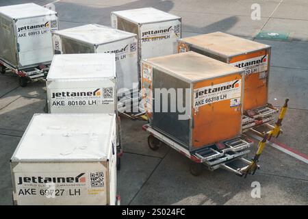 Container per trasporto aereo di merci sull'asfalto dell'aeroporto di Francoforte in Germania Foto Stock