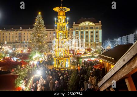 590. Dresdner Striezelmarkt Der Dresdner Striezelmarkt ist ein Weihnachtsmarkt a Dresda. Er wird seit 1434 im Advent meistens auf dem Altmarkt veranstaltet und zieht jährlich durchschnittlich rund zwei Millionen Besucher AN. Er ist der älteste mit einer Urkunde bestätigte Weihnachtsmarkt Deutschlands. Dresda, Sachsen Deutschland Foto Stock