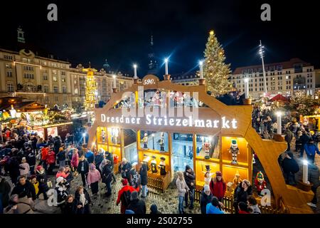 590. Dresdner Striezelmarkt Der Dresdner Striezelmarkt ist ein Weihnachtsmarkt a Dresda. Er wird seit 1434 im Advent meistens auf dem Altmarkt veranstaltet und zieht jährlich durchschnittlich rund zwei Millionen Besucher AN. Er ist der älteste mit einer Urkunde bestätigte Weihnachtsmarkt Deutschlands. Dresda, Sachsen Deutschland Foto Stock