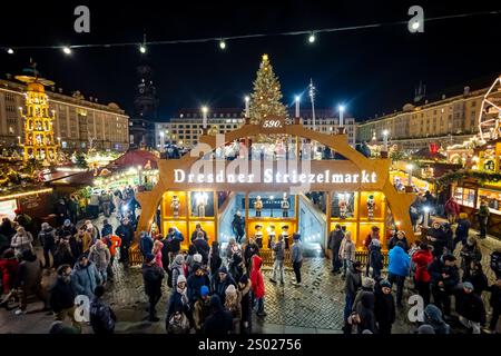 590. Dresdner Striezelmarkt Der Dresdner Striezelmarkt ist ein Weihnachtsmarkt a Dresda. Er wird seit 1434 im Advent meistens auf dem Altmarkt veranstaltet und zieht jährlich durchschnittlich rund zwei Millionen Besucher AN. Er ist der älteste mit einer Urkunde bestätigte Weihnachtsmarkt Deutschlands. Dresda, Sachsen Deutschland Foto Stock