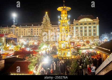 590. Dresdner Striezelmarkt Der Dresdner Striezelmarkt ist ein Weihnachtsmarkt a Dresda. Er wird seit 1434 im Advent meistens auf dem Altmarkt veranstaltet und zieht jährlich durchschnittlich rund zwei Millionen Besucher AN. Er ist der älteste mit einer Urkunde bestätigte Weihnachtsmarkt Deutschlands. Dresda, Sachsen Deutschland Foto Stock