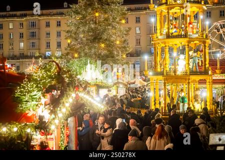 590. Dresdner Striezelmarkt Der Dresdner Striezelmarkt ist ein Weihnachtsmarkt a Dresda. Er wird seit 1434 im Advent meistens auf dem Altmarkt veranstaltet und zieht jährlich durchschnittlich rund zwei Millionen Besucher AN. Er ist der älteste mit einer Urkunde bestätigte Weihnachtsmarkt Deutschlands. Dresda, Sachsen Deutschland Foto Stock