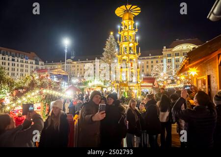 590. Dresdner Striezelmarkt Der Dresdner Striezelmarkt ist ein Weihnachtsmarkt a Dresda. Er wird seit 1434 im Advent meistens auf dem Altmarkt veranstaltet und zieht jährlich durchschnittlich rund zwei Millionen Besucher AN. Er ist der älteste mit einer Urkunde bestätigte Weihnachtsmarkt Deutschlands. Dresda, Sachsen Deutschland Foto Stock