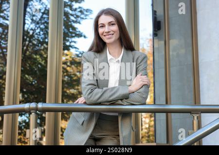 Ritratto di una giovane donna che indossa un elegante abito all'aperto Foto Stock