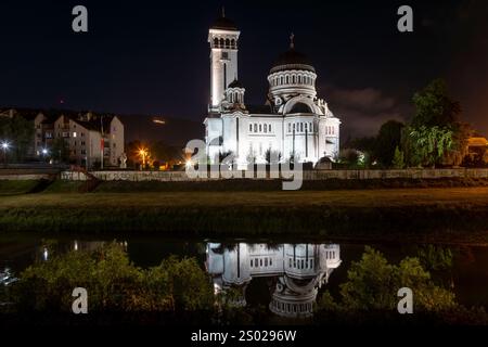 SIGHISOARA (ROMANIA) - Chiesa della Santissima Trinità (Biserica "Sfânta Treime") nel centro storico di Sighișoara, di notte. Foto Stock