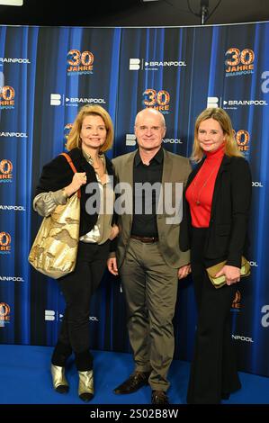 Schauspielerin Annette Frier, ihre Schwester und Managerin Sabine Frier , l-r, und Redakteur Stephan Denzer, m, kommt zur Veranstaltung 30 Jahre TV Filmproduktionsgesellschaft Brainpool TV Foto Stock