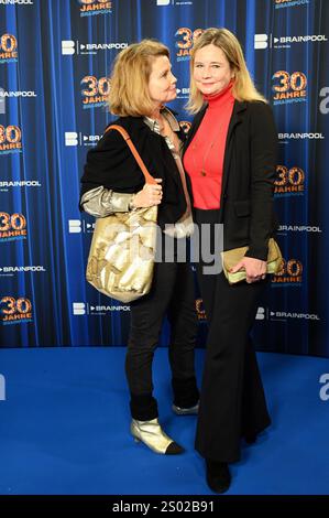 Schauspielerin Annette Frier und ihre Schwester und Managerin Sabine Frier kommt zur Veranstaltung 30 Jahre TV Filmproduktionsgesellschaft Brainpool TV *** l'attrice Annette Frier e sua sorella e manager Sabine Frier partecipano all'evento 30 anni della società di produzione di film TV Brainpool TV Foto Stock