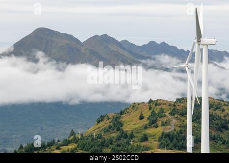 Le turbine eoliche si trovano in cima alla Pillar Mountain, sull'isola di Kodiak, Alaska, fornendo la potenza necessaria alla popolazione Foto Stock