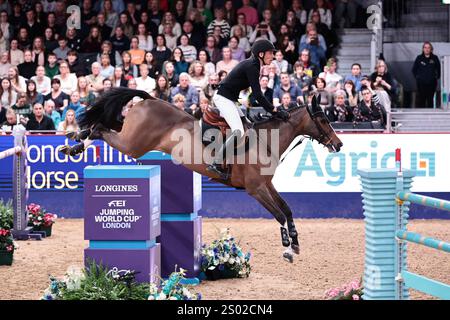 Henrik von Eckermann della Svezia con Iliana durante la Longines FEI Jumping World Cup presentata da Agria al London International Horse Show il 22 dicembre 2024, Londra, Regno Unito (foto di Maxime David - MXIMD Pictures) Foto Stock