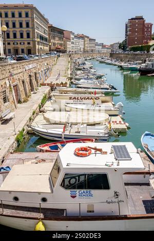 Livorno Italia, sistema di canali di fosso reale, barche attraccate lungo il canale, segnaletica, gare di canottaggio Gare Remiere, marchio città di Livorno, pietra Foto Stock