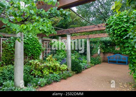 Appartato giardino murato inglese nel giardino botanico di Chicago Foto Stock