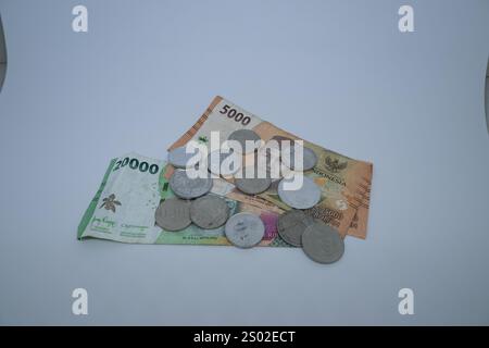Banconote e monete EID provenienti dalla valuta della Repubblica di Indonesia Foto Stock