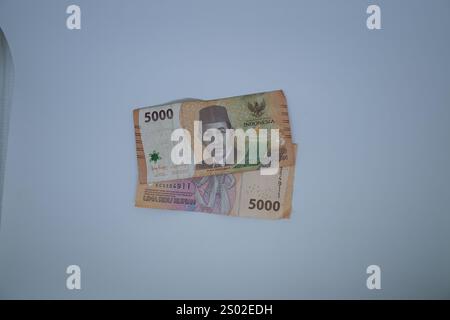 Banconote e monete EID provenienti dalla valuta della Repubblica di Indonesia Foto Stock