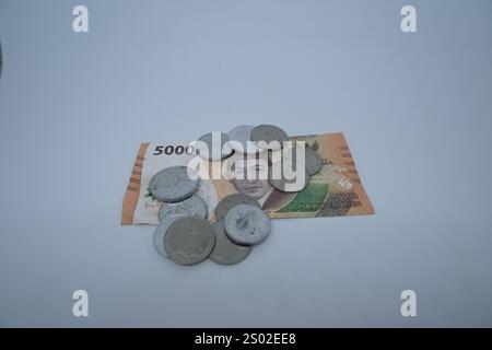 Banconote e monete EID provenienti dalla valuta della Repubblica di Indonesia Foto Stock